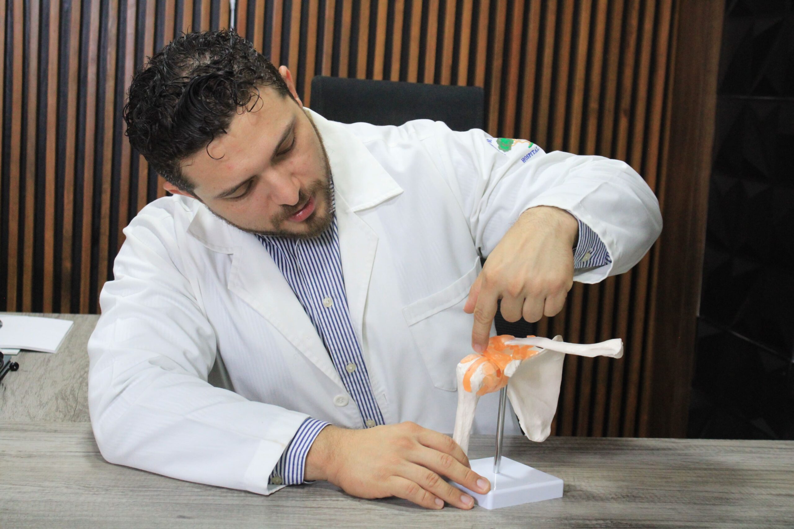 doctor mostrando articulación
